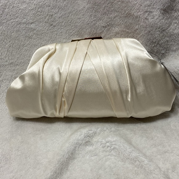 Badgley Mischka Cream Crossbody Bag - Picture 3 of 12